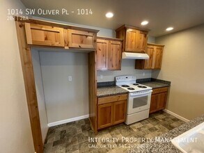 1014 SW Oliver Pl in Grants Pass, OR - Building Photo - Building Photo