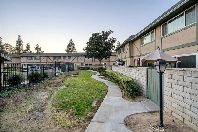 1103 W Francis St, Unit E in Ontario, CA - Foto de edificio - Building Photo