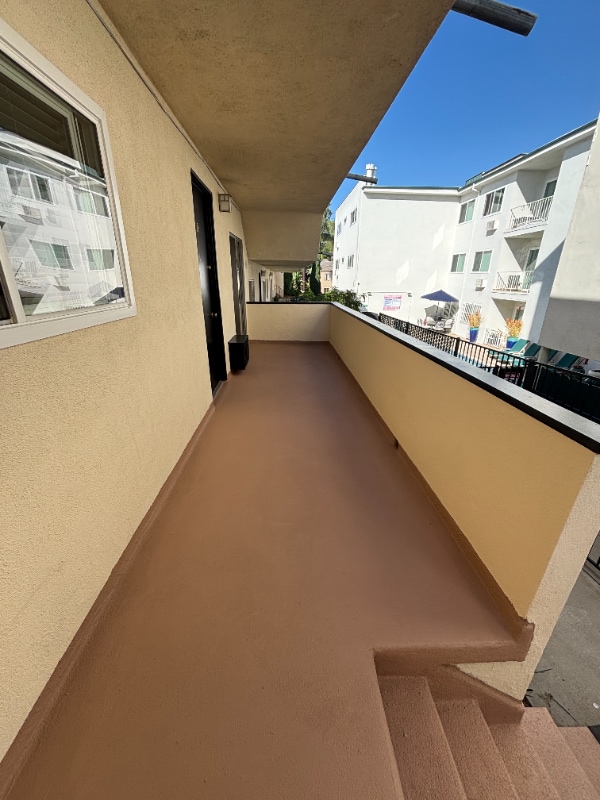 2042 Beachwood Dr in Los Angeles, CA - Building Photo - Building Photo