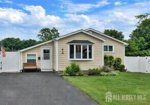 100 Pinetree Dr in Sayreville, NJ - Building Photo