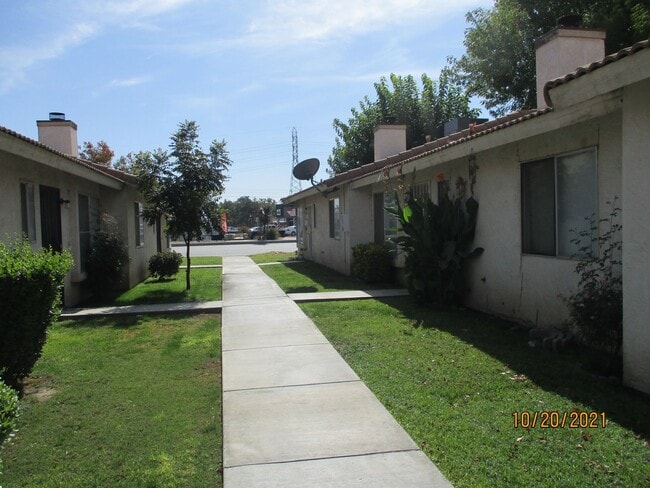 4424 White Ln