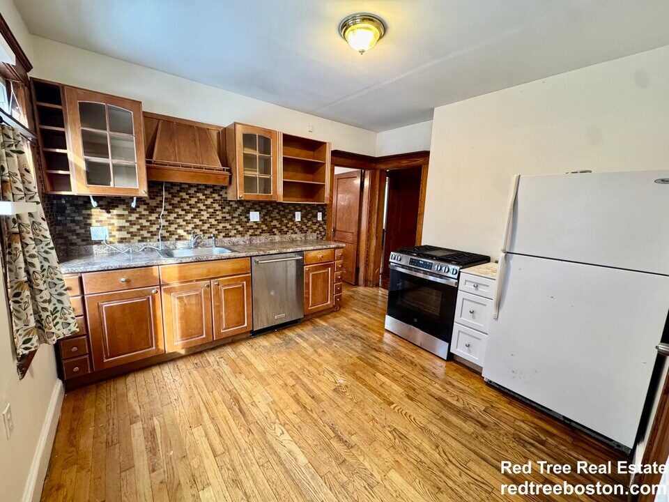 12 St Peter St, Unit 1 in Boston, MA - Foto de edificio