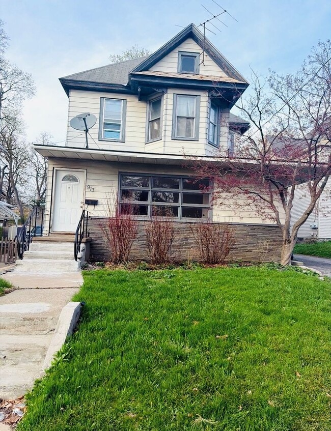 property at 913 Nott St