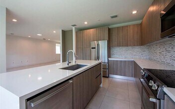 6839 NW 103rd Ave in Doral, FL - Building Photo - Building Photo