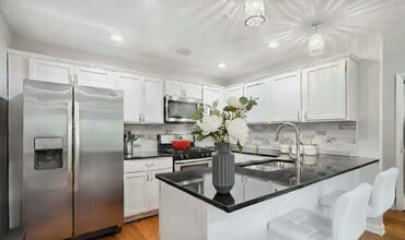 2424 Lyndale Ave S in Minneapolis, MN - Building Photo - Building Photo