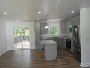 731 N Price Rd in Buford, GA - Foto de edificio - Building Photo