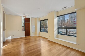 201 N Westshore Dr in Chicago, IL - Building Photo - Building Photo