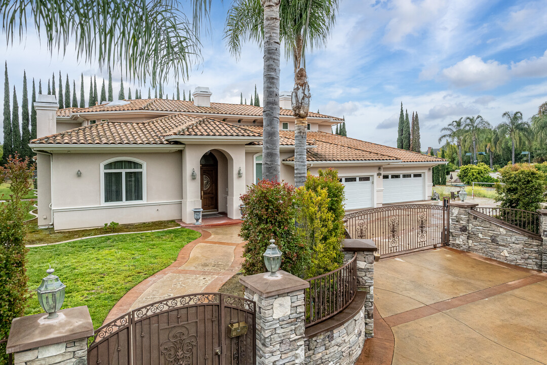 1440 Popenoe Rd in La Habra Heights, CA - Foto de edificio