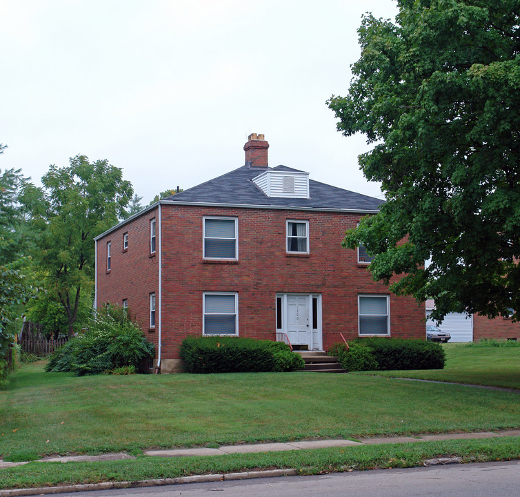 1560 E High St in Springfield, OH - Foto de edificio