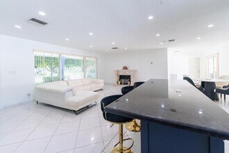2011 N 43rd Ave in Hollywood, FL - Building Photo - Building Photo