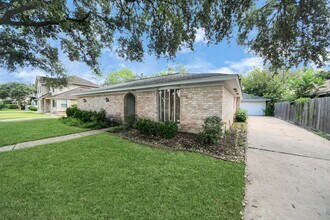 14115 Wickersham Ln in Houston, TX - Foto de edificio - Building Photo