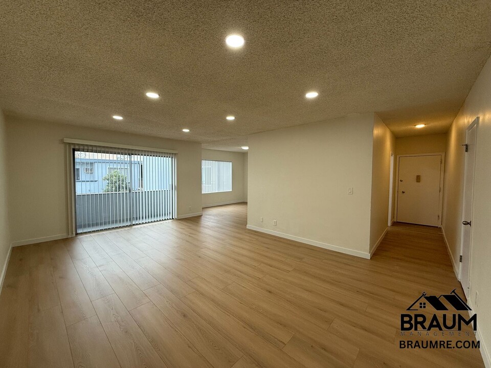 6039 Whitsett Ave in Los Angeles, CA - Building Photo