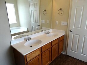 10916 Thousand Oaks Dr in Huntersville, NC - Building Photo - Building Photo