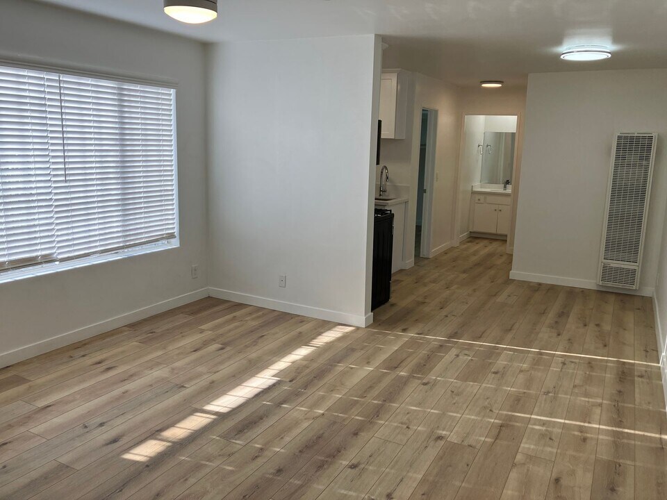 333 Vernon Ave in Los Angeles, CA - Building Photo