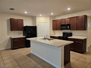 10517 Canal Brook Ln in Lehigh Acres, FL - Building Photo - Building Photo