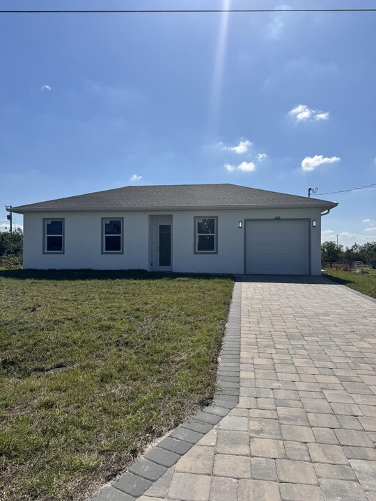 626 Chattman St E in Lehigh Acres, FL - Building Photo