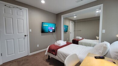 1803 N 200th St in Shoreline, WA - Foto de edificio - Building Photo