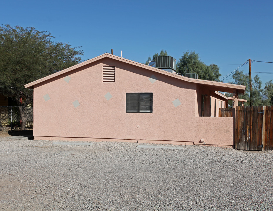 508 N Iroquois Ave in Tucson, AZ - Foto de edificio