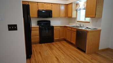 Spacious 3 bed 2.5 Bath, Split-Level Home in South Fort Collins! in Fort Collins, CO - Building Photo - Building Photo