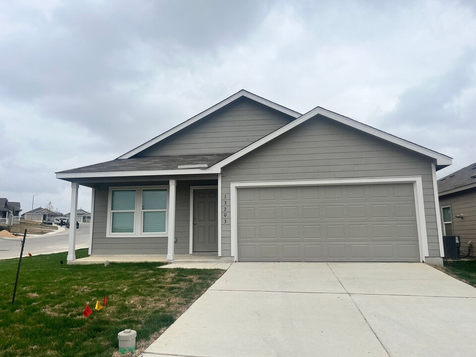 13203 Rosemary Cove in Saint Hedwig, TX - Foto de edificio