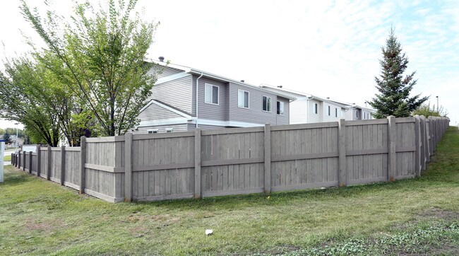 Cavell Ridge Townhomes in Edmonton, AB - Building Photo - Building Photo