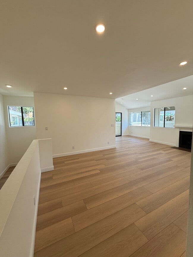 22137 Burbank Blvd in Woodland Hills, CA - Building Photo - Building Photo