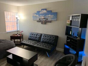 3737 NW 20th St in Lauderdale Lakes, FL - Building Photo - Building Photo