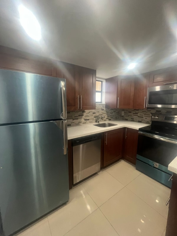 8290 Lake Dr in Doral, FL - Building Photo - Building Photo