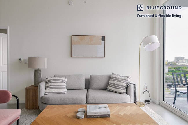 729 NW 2nd St in Miami, FL - Foto de edificio - Building Photo