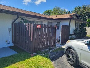 8731 Pluto Ter in West Palm Beach, FL - Building Photo - Building Photo