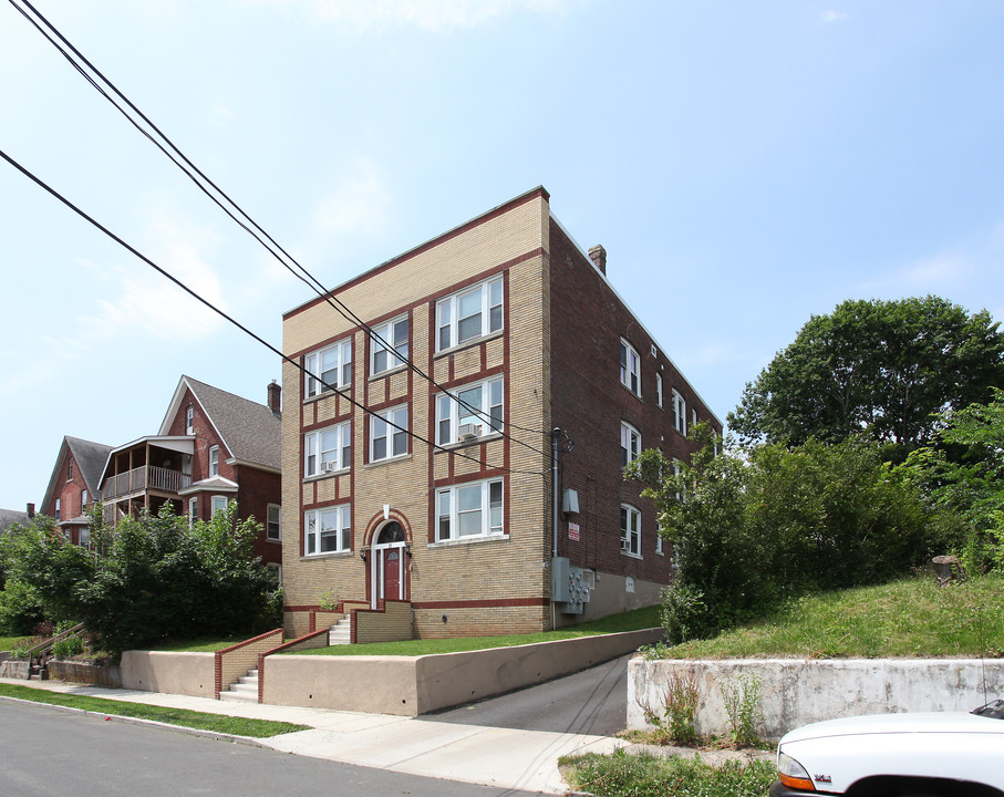 21 Greenwood St in New Britain, CT - Building Photo