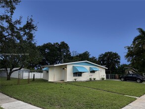 3850 SW 60th Terrace in Davie, FL - Building Photo - Building Photo