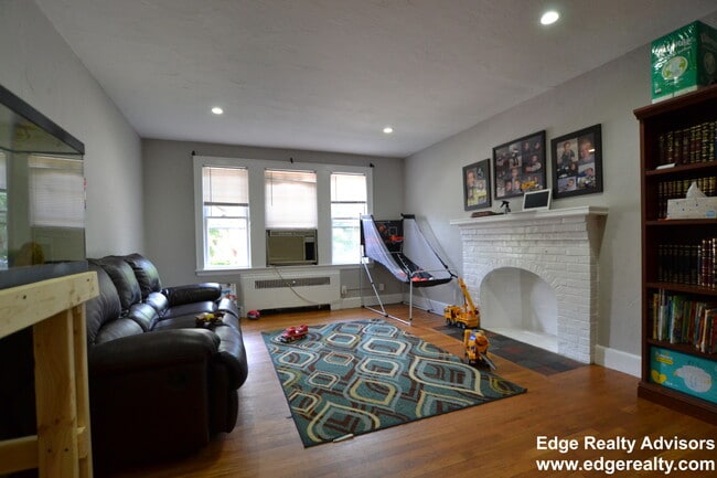 6 Portina Rd, Unit 2 in Boston, MA - Foto de edificio - Building Photo