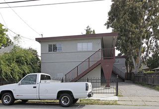 1027 Clinton St in Redwood City, CA - Building Photo - Building Photo