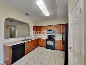 631 Tom Kemp Dr in New Braunfels, TX - Foto de edificio - Building Photo