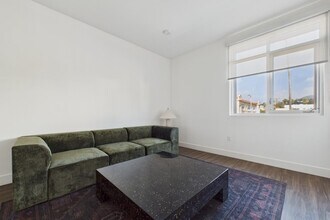 The Sunset Hue in Los Angeles, CA - Foto de edificio - Building Photo