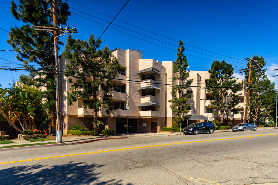 725 S Barrington Ave in Los Angeles, CA - Building Photo