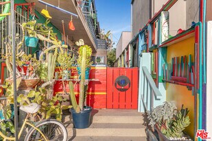 717 Ocean Front Walk in Los Angeles, CA - Building Photo