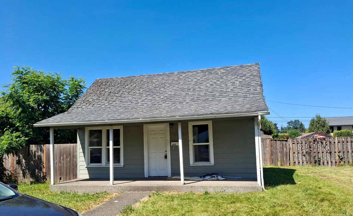 1211 G St in Centralia, WA - Building Photo