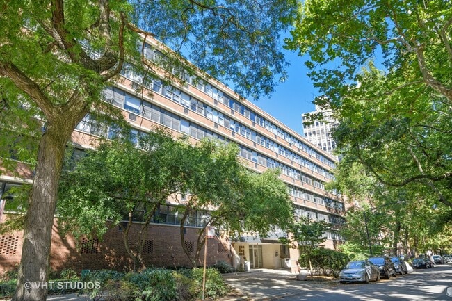 2300 N Commonwealth Ave in Chicago, IL - Foto de edificio - Building Photo