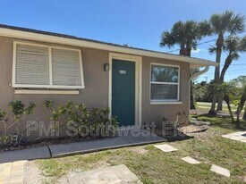 131 W Perry Ln in Englewood, FL - Building Photo