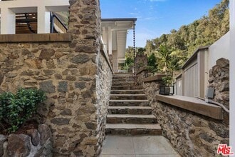 8050 Jovenita Canyon Dr in West Hollywood, CA - Building Photo - Building Photo