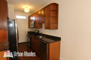 750 W Addison St, Unit M381 in Chicago, IL - Building Photo - Building Photo