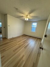 22 Cottage St, Unit 2 in Holbrook, MA - Foto de edificio - Building Photo