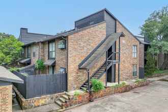 Holly Glen Condominiums in Dallas, TX - Foto de edificio - Building Photo