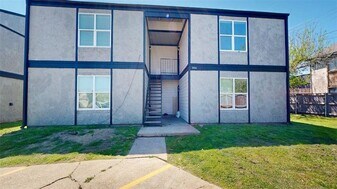 806 Oran Cir, Unit D in Bryan, TX - Building Photo