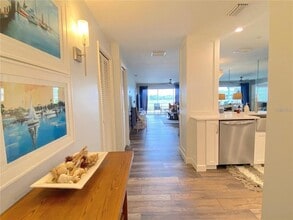 7041 W Country Club Dr N in Sarasota, FL - Building Photo - Building Photo