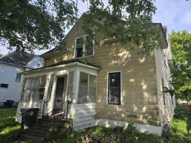 908 W 3rd St in Waterloo, IA - Building Photo - Building Photo