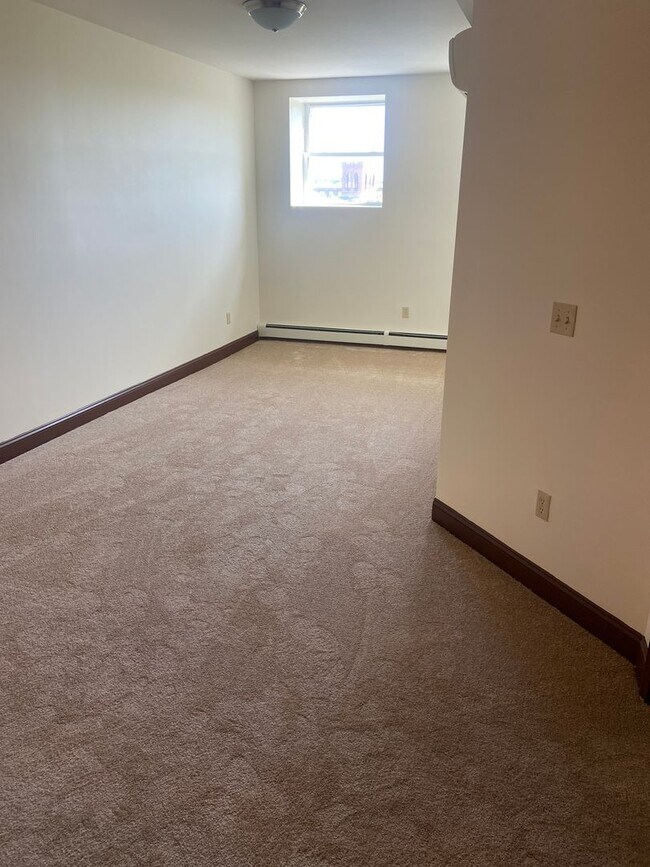 Washington Tower - Office Space or Luxury Apartments Available in Dover, NH - Foto de edificio - Building Photo