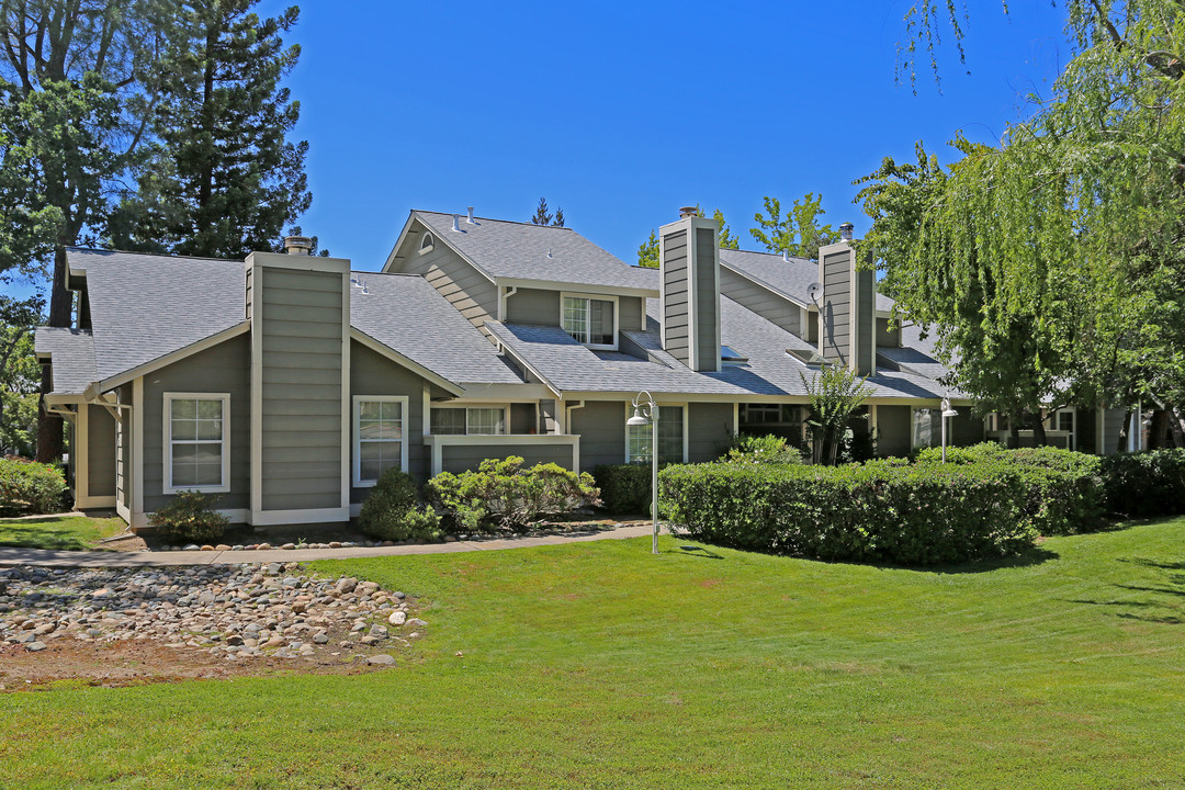 Lakeside Townhomes in Folsom, CA - Foto de edificio